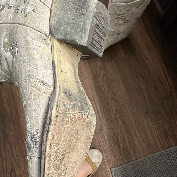 Embroidered Cream Western Boots - Picture 4 of 6